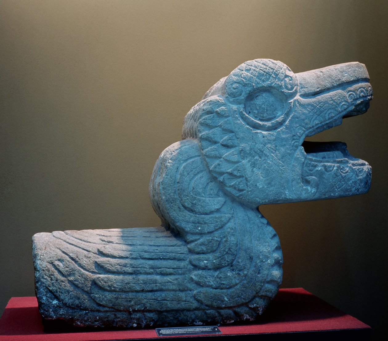 Plumed Serpent, 800-900 jKr (värillinen kivi) tekijältä Mayan