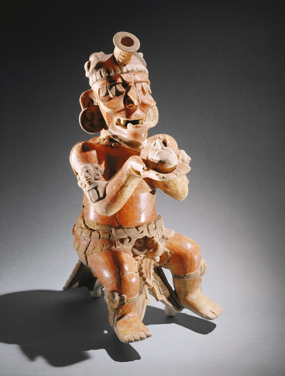 Monivärinen kaksiosainen kuva-astia, ehkä suitsuke, haudasta varhaisen klassisen maya-rakennuksen alla Tikalissa (keramiikka) tekijältä Mayan