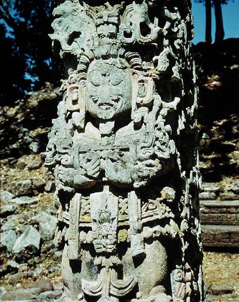 Stele, Stelaen suuresta hovista, n. 736 jKr tekijältä Mayan