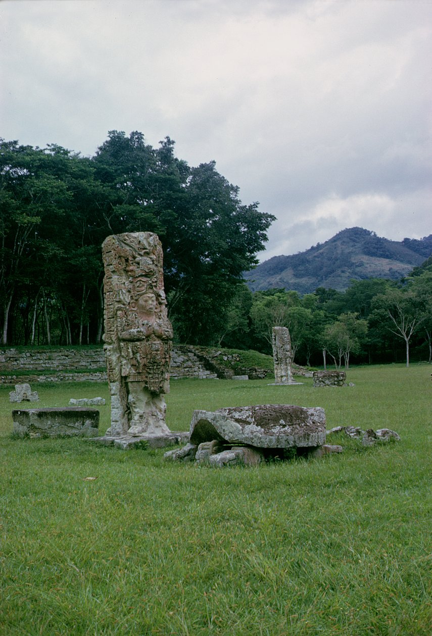 Stele Central Plazan etupihalla tekijältä Mayan