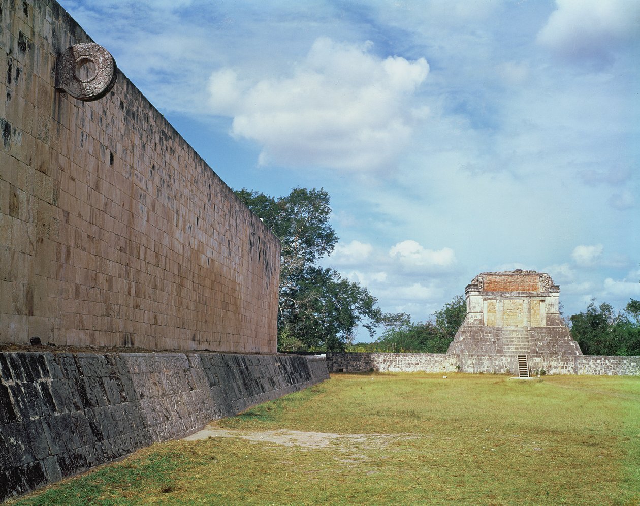 Palloiluhallin seinä, joka valmistui todennäköisesti varhaisella jälkiklassisella kaudella, noin 900-1200 jKr. tekijältä Mayan