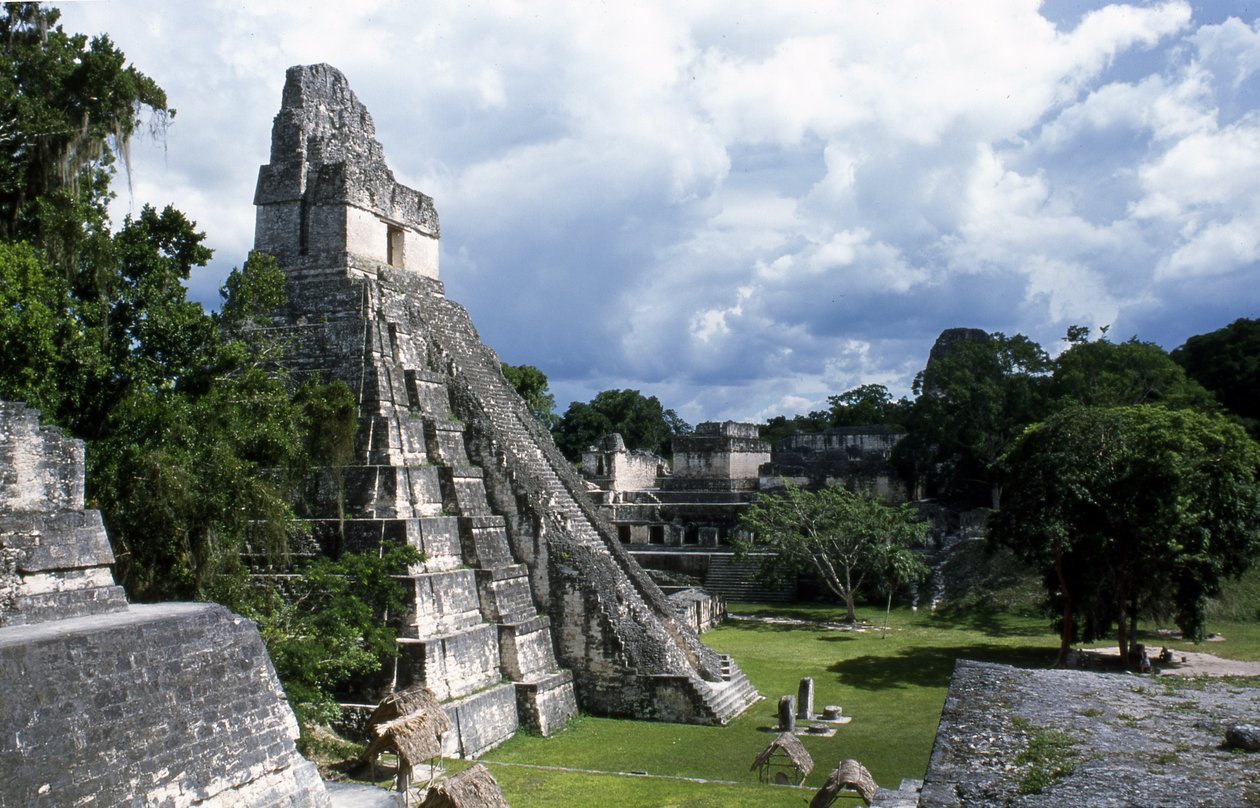 Näkymä Tikal-temppelistä 1, myöhäisklassinen kausi 600-900 jKr tekijältä Mayan