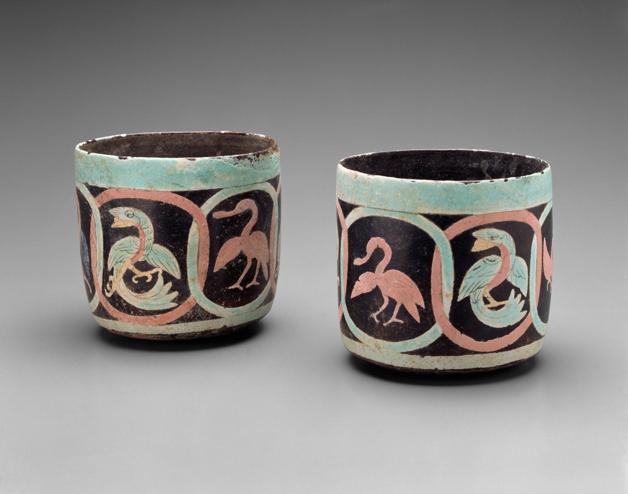 Bowls with Birds in Cartouches, Guatemala, Middle Classic, 500-700 (keramiikka maalatulla stukkolla) tekijältä Mayan