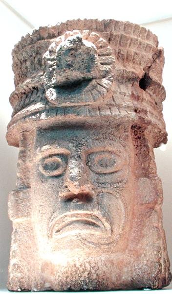 Figuuri, jolla on höyhenhattu, 500-800 jKr tekijältä Mayan