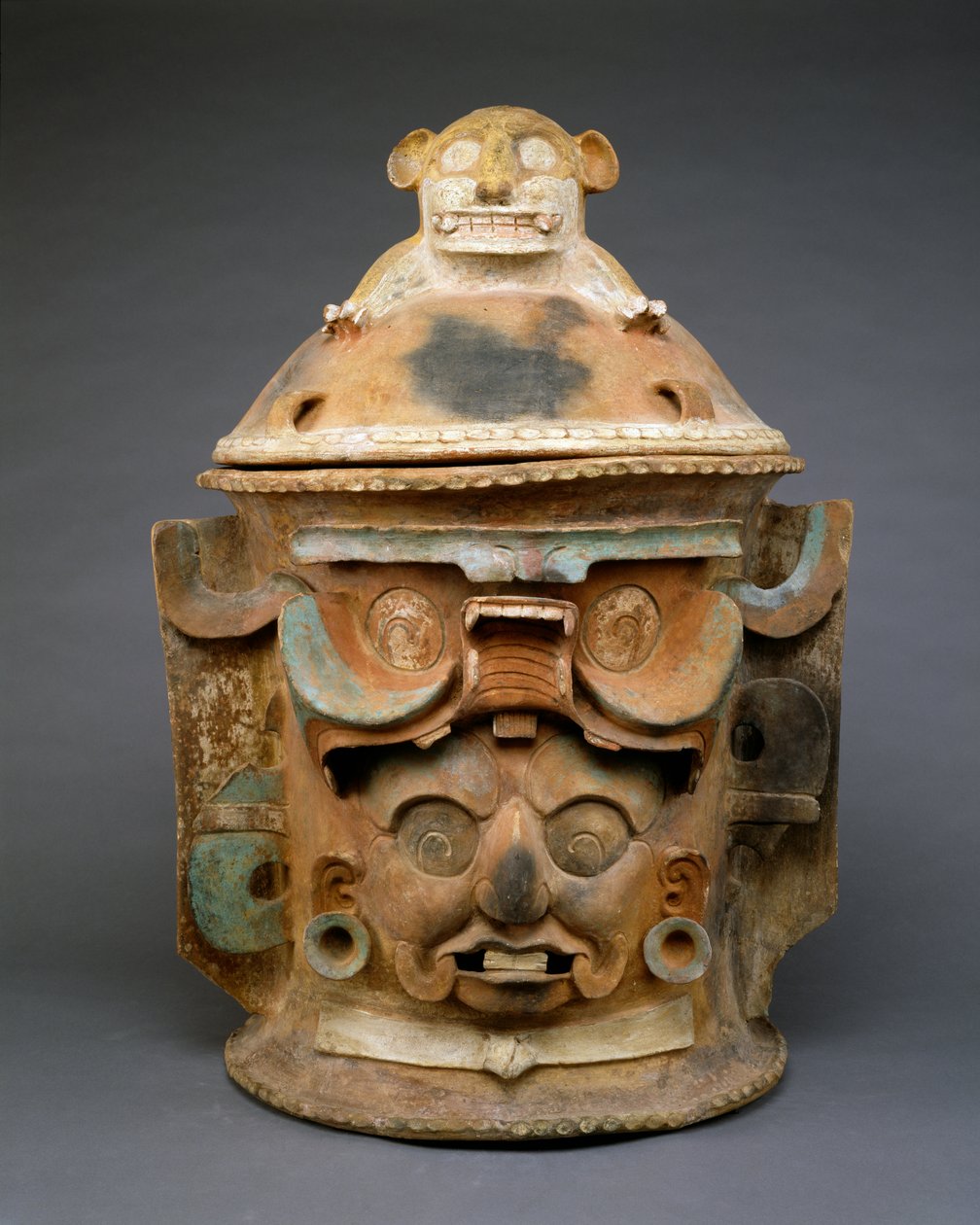 Hautausuurna kissan kannella, Guatemala, 550-950 (keramiikka monivärimaalauksella) tekijältä Mayan