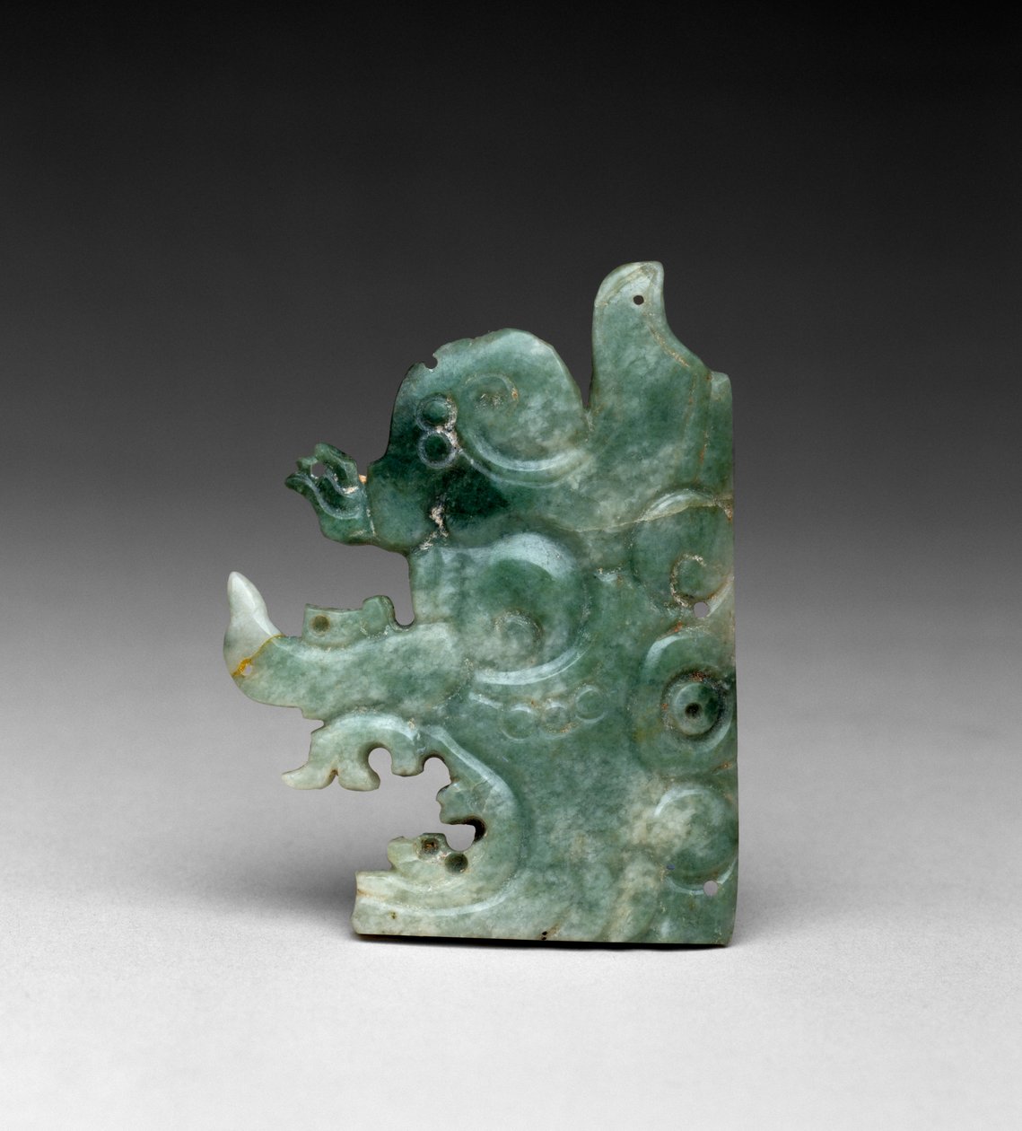 Päähine Ornamentti, jossa on Jester Godin pää, Late Classic, 550-800 (jadeiitti) tekijältä Mayan