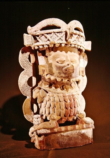 Suitsuke, joka edustaa mytologista lintua ihmispäällä, löydetty luolasta lähellä Purulhaa, Baja Vera Pazin departementti, Post Classic Maya (keramiikka) tekijältä Mayan