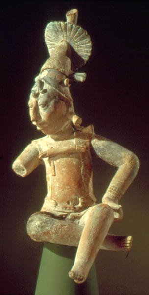 Maya-istuva pappi, Isle of Jaina, n. 600 (keraaminen ja monivärinen) tekijältä Mayan