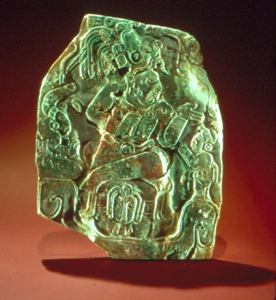 Kuningasta ja hovimiehiä esittävä laatta (jade) tekijältä Mayan