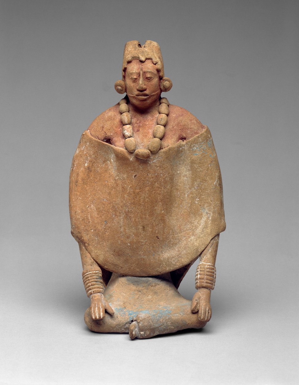 Istuva nainen, Late Classic, 550-800 (keramiikka, jossa on maalin jälkiä) tekijältä Mayan