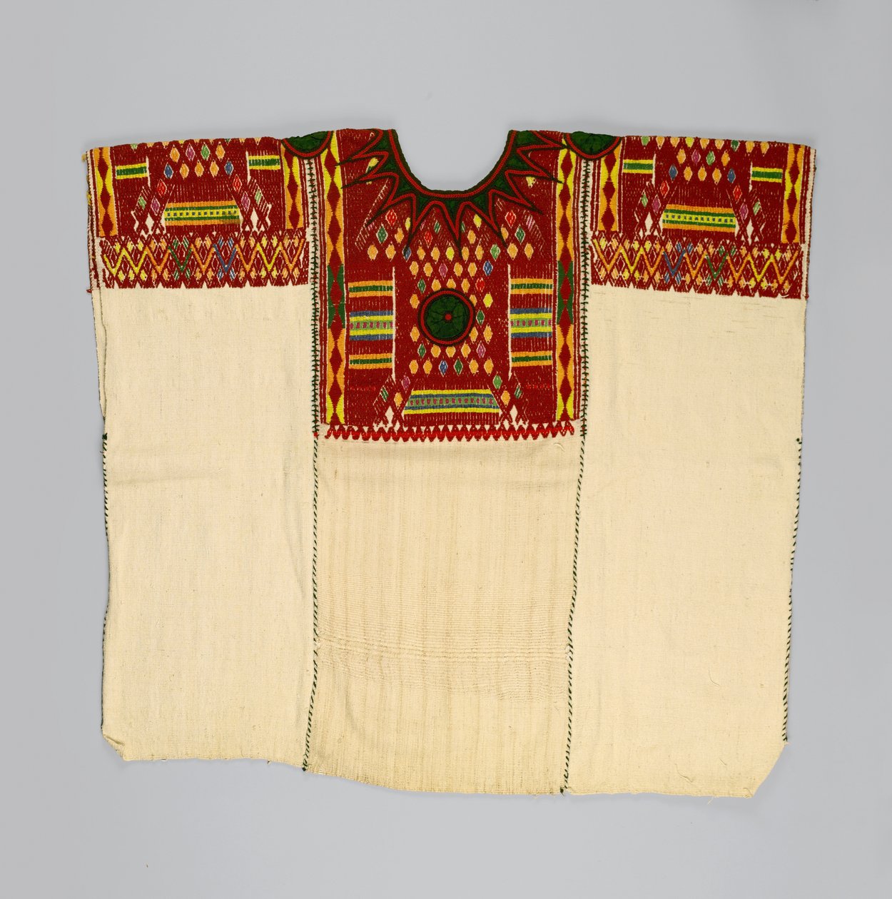 Naisten pusero tai huipil, Chichicastenangosta, El Quichestä, Guatemalasta, 1930- tai 1940-luvulta (puuvillaa ja silkkiä) tekijältä Mayan