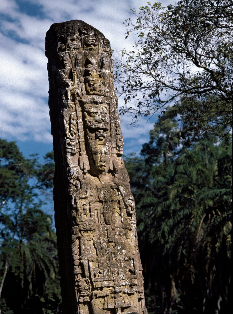Yksityiskohta stele F suurella aukiolla tekijältä Mayan