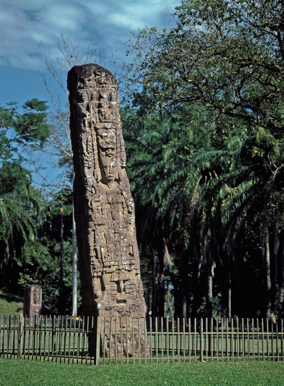 Yksityiskohta stele F suurella aukiolla tekijältä Mayan