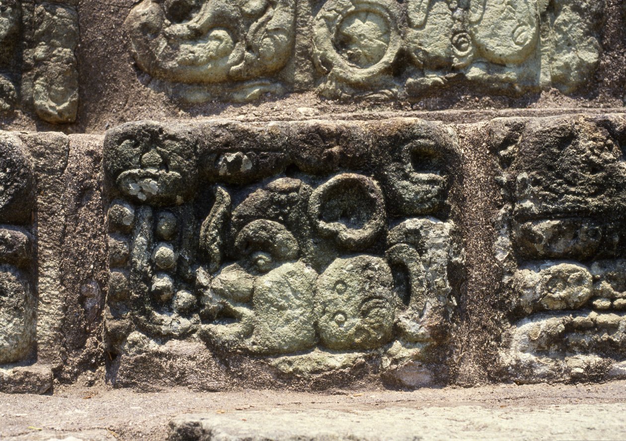 Copanin kaupungin kuvio hieroglyfiportailla, myöhäisklassinen aika (600-900) n. 760 jKr. tekijältä Mayan