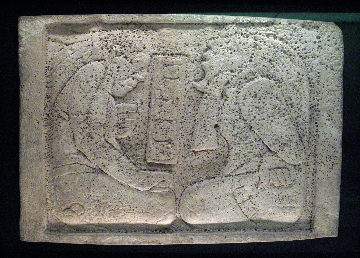 Lintel, jossa on kaksi vankia, Yaxchilanin alue, myöhäisklassikko, 600-900 jKr tekijältä Mayan