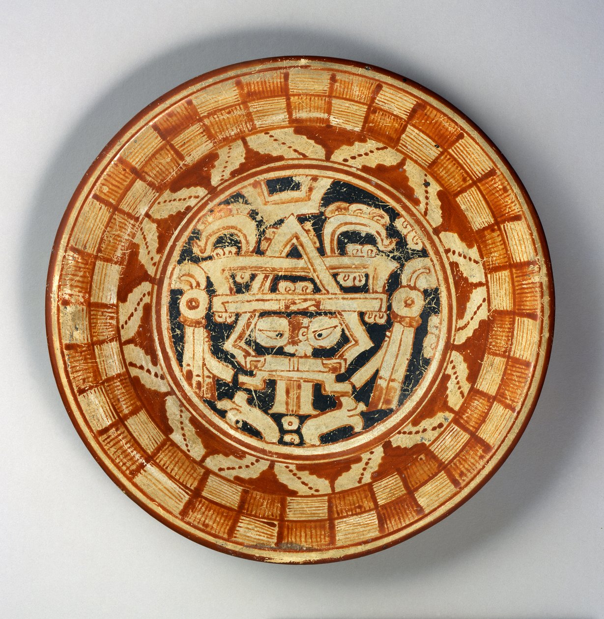 Lauta, n. 600-800 (keraaminen punaisella, oranssilla ja mustalla liukumaalilla) tekijältä Mayan