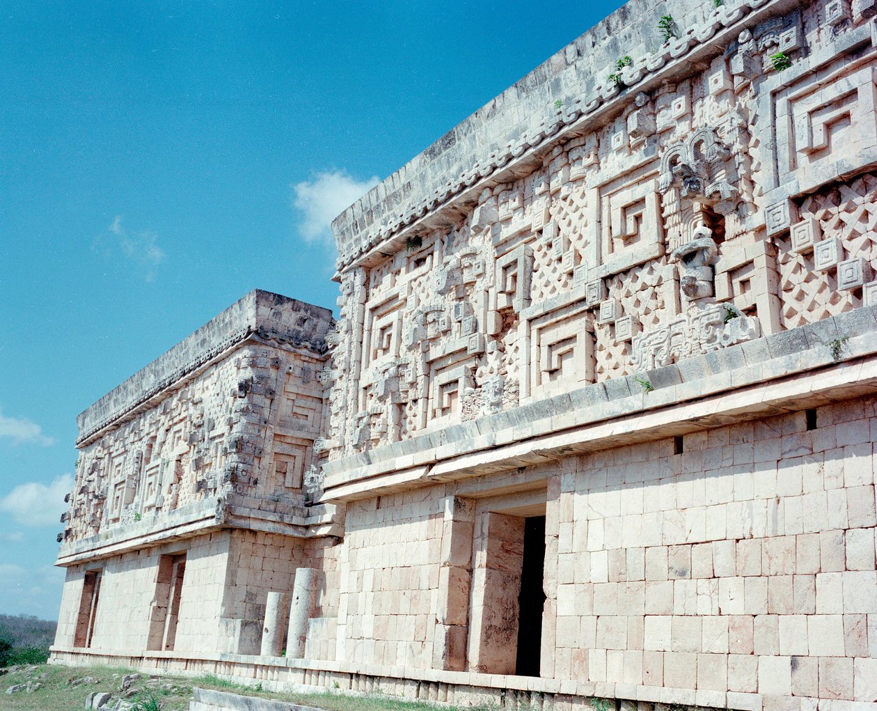 Esikolumbialainen sivilisaatio: näkymä Uxmalin muinaisen mayapääkaupungin paikalle, Puuc-tyyliin. Pohjois-Yucatan 600-900 jKr: ennustajan pyramidi. Meksiko tekijältä Mayan