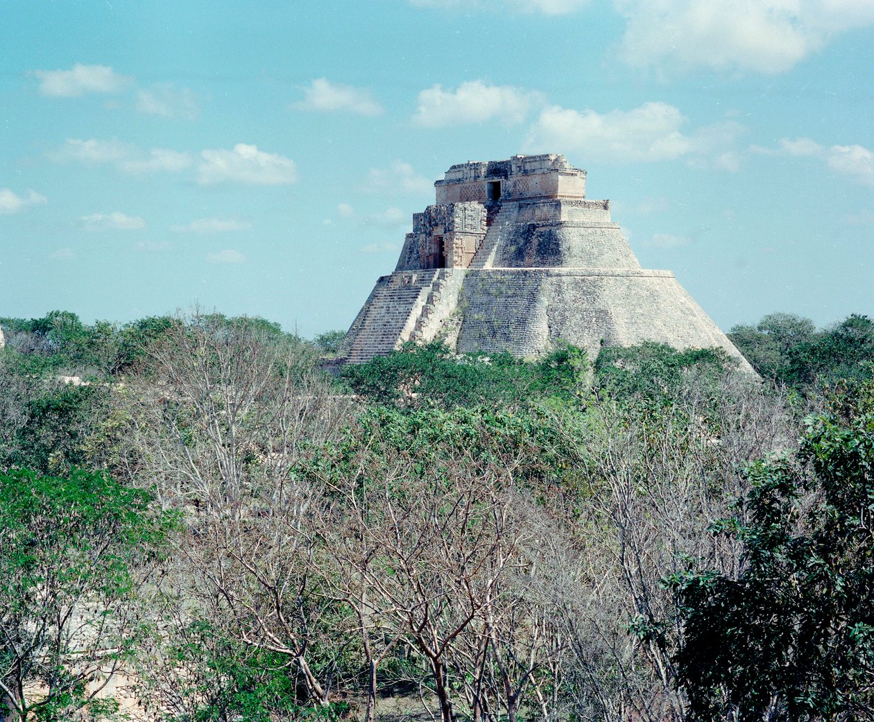 Esikolumbialainen sivilisaatio: näkymä ylätemppeliin Uxmalin muinaisen mayapääkaupungin paikalla, Puuc-tyyliin. Pohjois-Yucatan 600-900 jKr. Meksiko tekijältä Mayan
