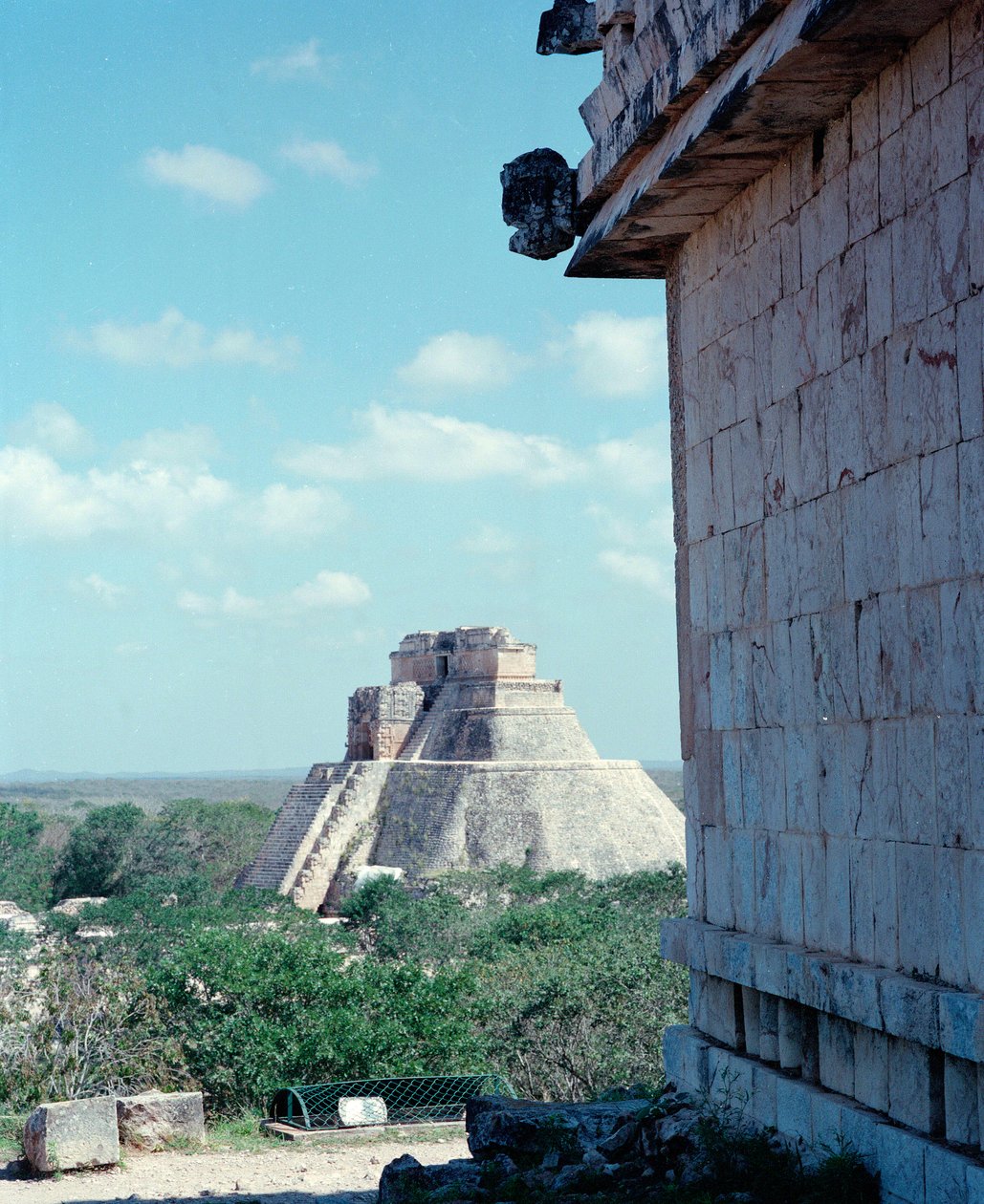 Esikolumbialainen sivilisaatio: näkymä ylätemppeliin Uxmalin muinaisen mayapääkaupungin paikalla, Puuc-tyyliin. Pohjois-Yucatan 600-900 jKr. Meksiko tekijältä Mayan