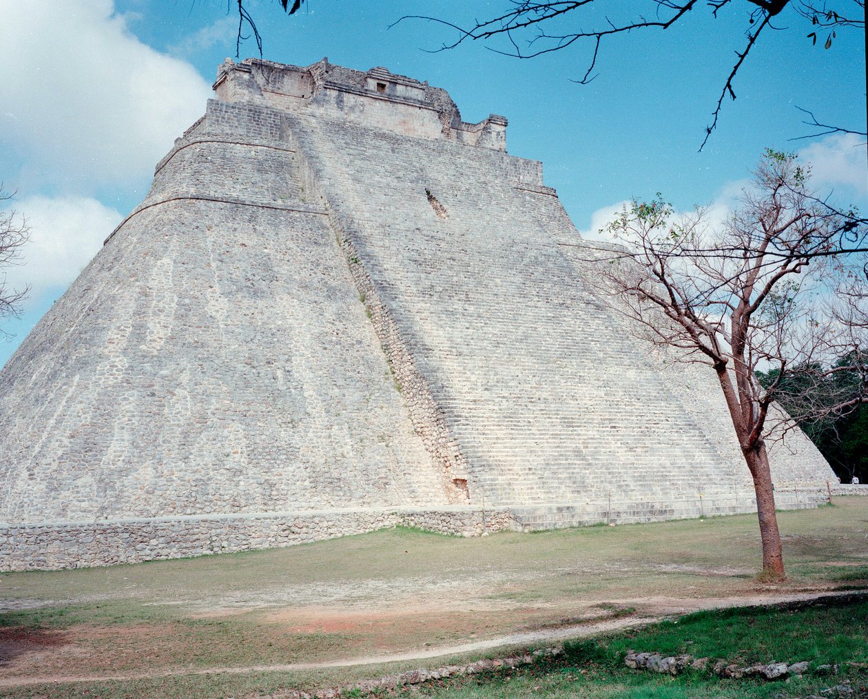 Esikolumbialainen sivilisaatio: näkymä ylätemppeliin Uxmalin muinaisen mayapääkaupungin paikalla, Puuc-tyyliin. Pohjois-Yucatan 600-900 jKr. Meksiko tekijältä Mayan