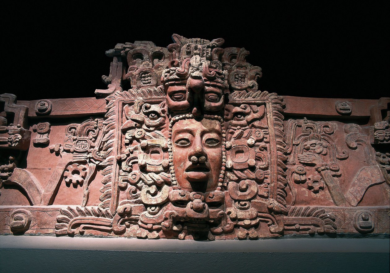 Auringonjumala Kinich Ahau, Campechen osavaltiosta, mayojen sivilisaatiosta, 6.-9. vuosisadalta (stukko) tekijältä Mayan