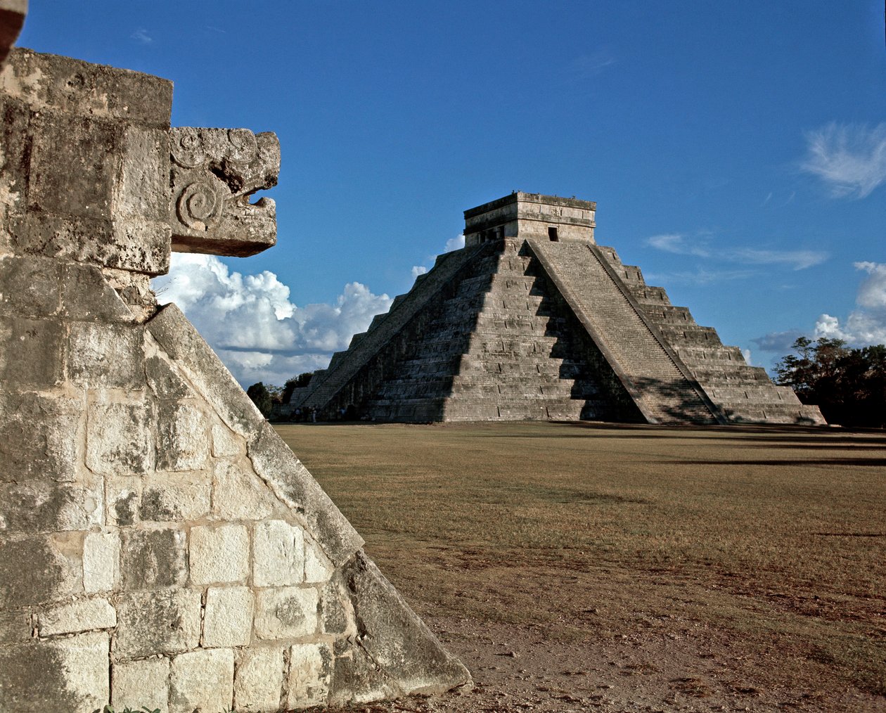 Suuri pallokenttä ja castillo, 750-1200 tekijältä Mayan