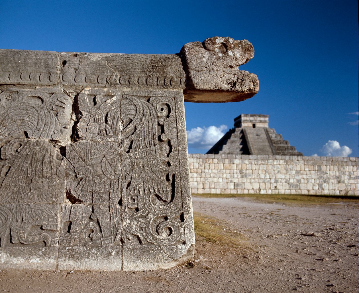 Suuri pallopelikenttä ja taustalla castillo, 750-1200 tekijältä Mayan