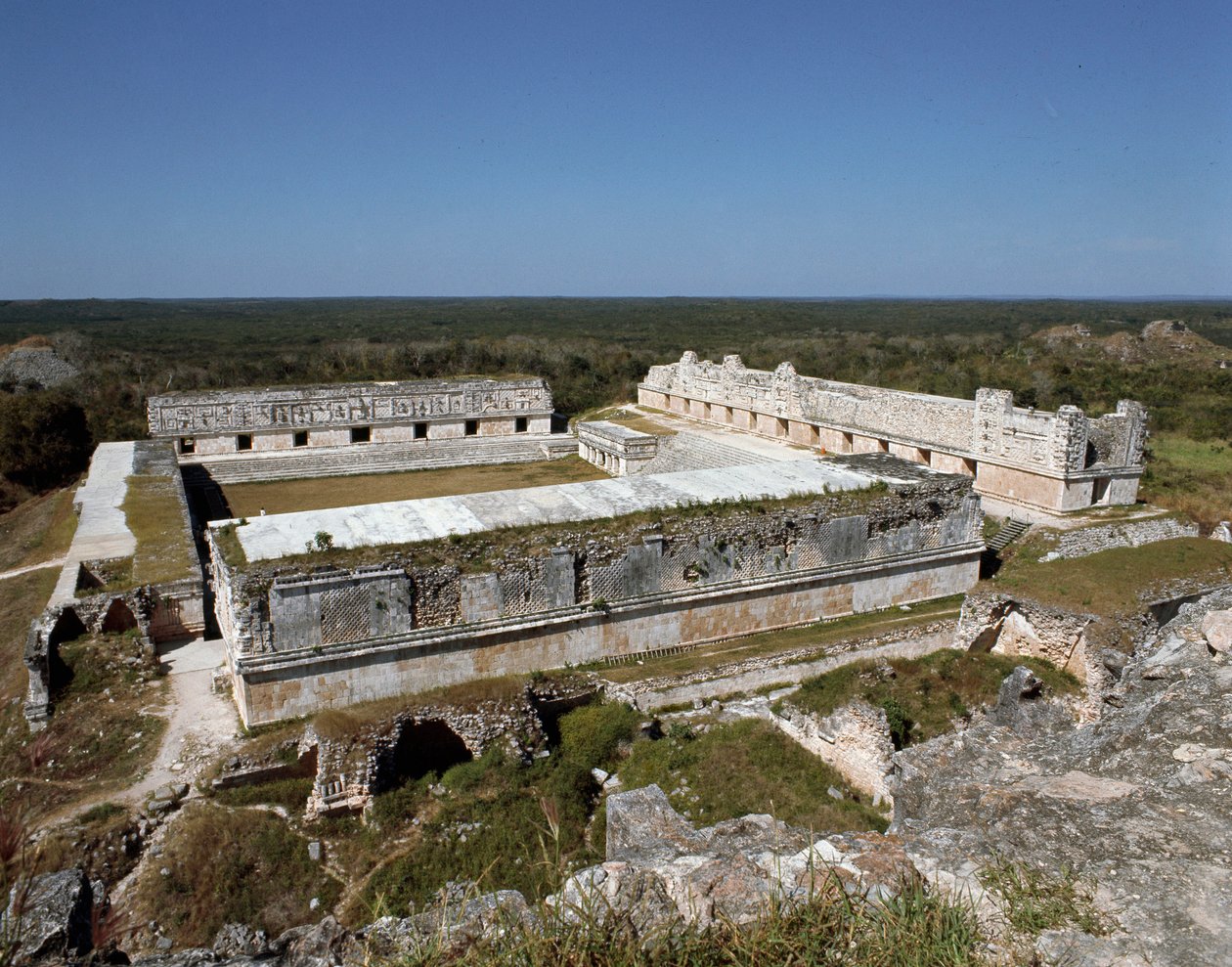 Näkymä nunnaluostarineliöön, 9.-10. vuosisata tekijältä Mayan
