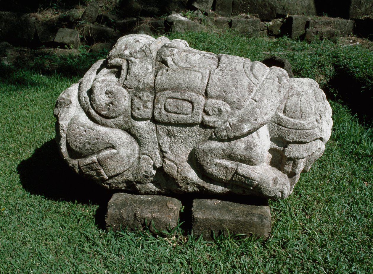 Zoomorfinen alttari, joka on kaiverrettu gres-lohkoon tekijältä Mayan