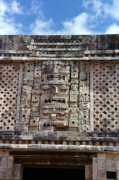 Kaiverrusyksityiskohta Nunnaluostarineljännön itärakennuksesta, myöhäisklassinen Maya, n. 700-900 jKr (kuva) tekijältä Mayan Mayan