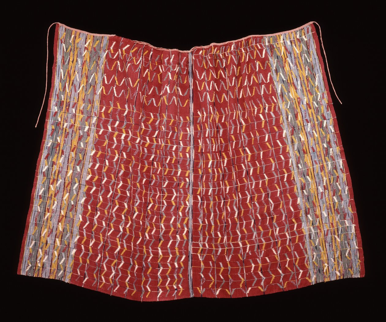 Cofradia-viitta, mahdollisesti pyhimyshahmolle, n. 1920-1940 (puuvillaa; loimipintainen sileä kudos loimiraidoilla ja loimi-ikat ja lisäkudekuviointi) tekijältä Mayan Mayan
