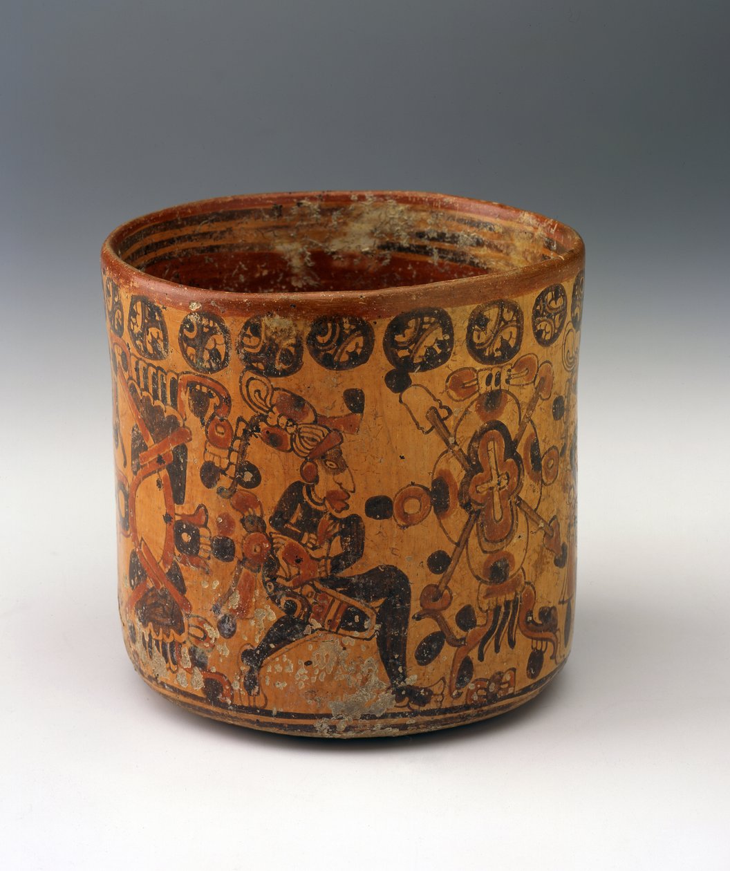 Sylinterimaljakko, n. 650-850 (keraaminen punaisella ja mustalla oranssilla liukumaalilla) tekijältä Mayan Mayan