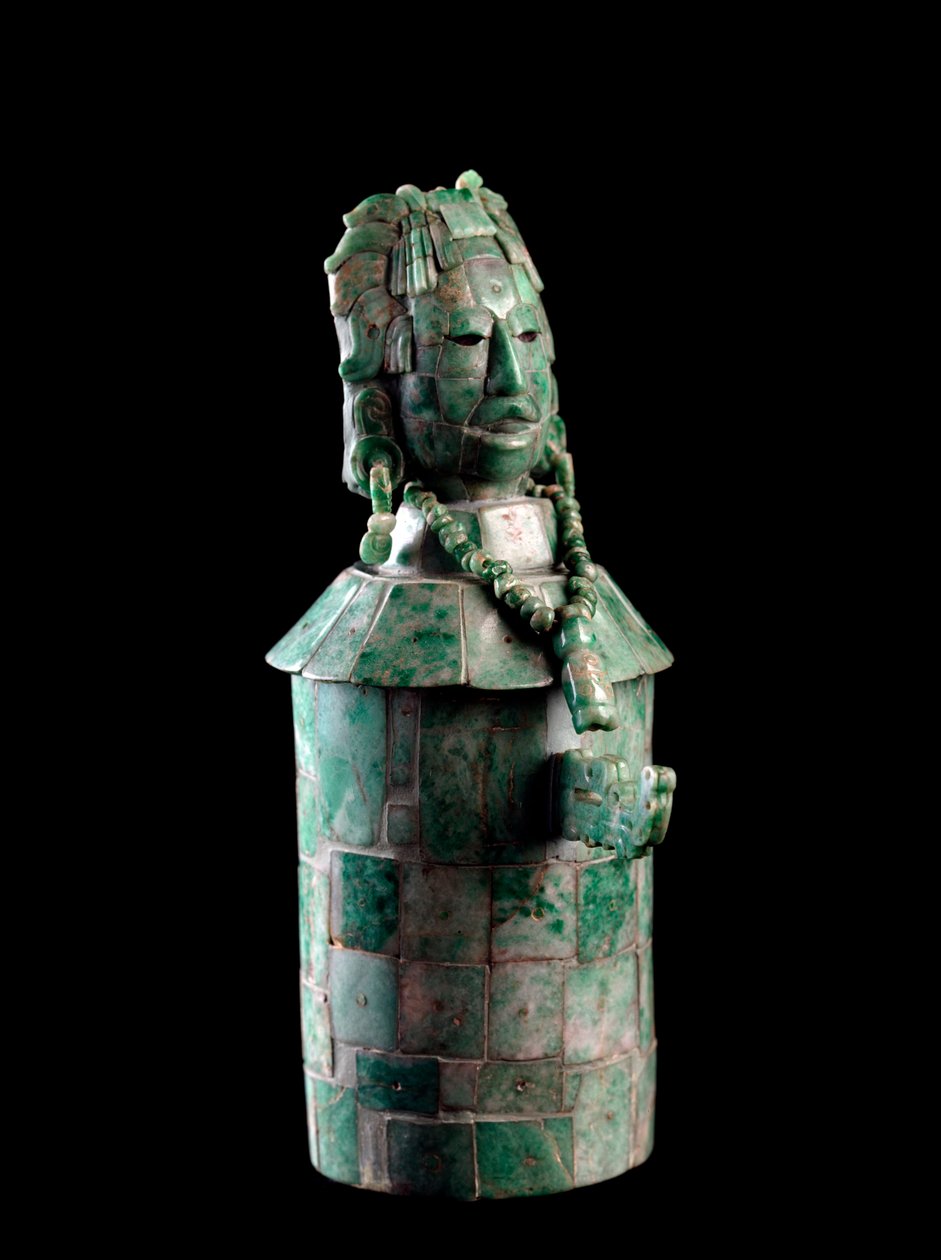 Sylinterimäinen jadeiittimosaiikkimaljakko, kansi on miehen pää, jolla on höyhenpäähine. Tikalista, c. 250-900 tekijältä Mayan Mayan