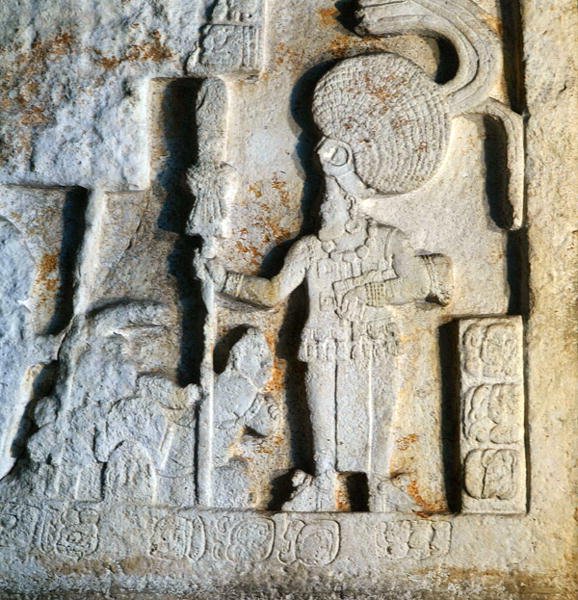 Yksityiskohta kaman IV:stä, joka kuvaa voitetun kunnianosoitusta, Piedras Negrasista, Usumacintasta, Guatemalassa, myöhäisklassismin kaudelta (600-900) (kivi) tekijältä Mayan Mayan