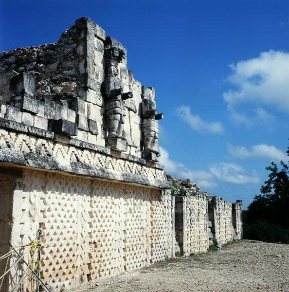 Yksityiskohta Naamioiden palatsin takajulkisivusta, myöhäisklassinen aika (600-900 jKr) (kuva) (katso myös 238296) tekijältä Mayan Mayan