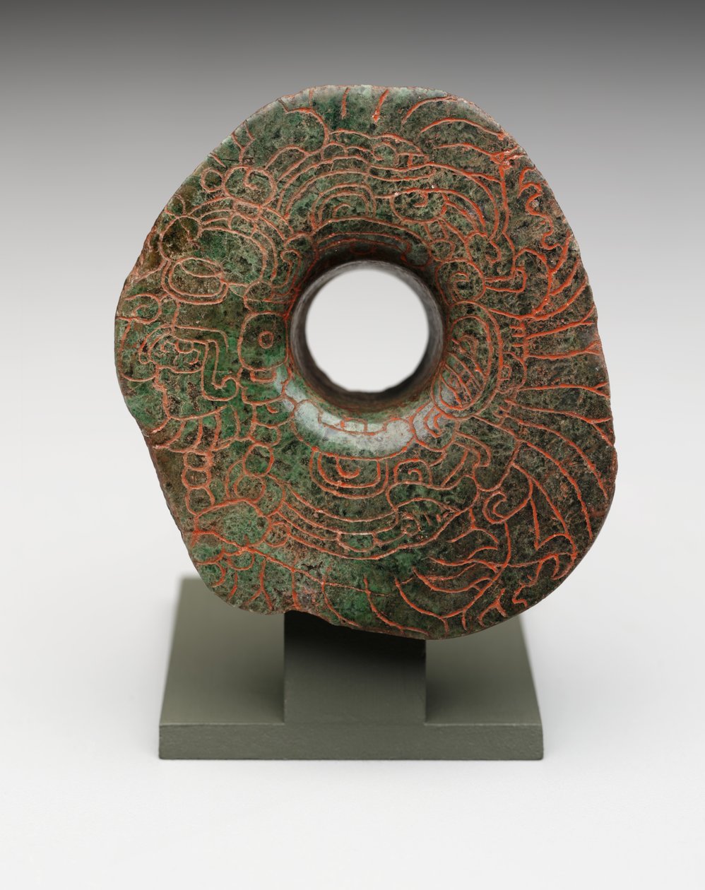 Korvalamppu, jossa on viiloitettu lintujumalan kuva, n. 300-500 (jadeiitti) tekijältä Mayan Mayan
