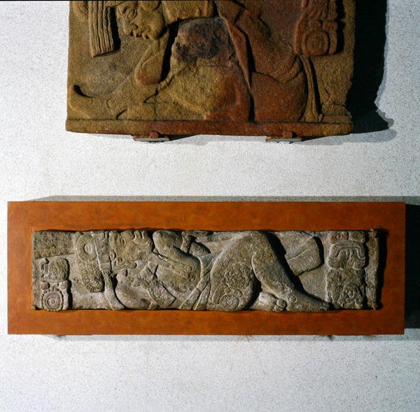 Lintel 27, Tonina, Chiapas, Meksiko, myöhäisklassinen aika (600-900 jKr) (kivi) tekijältä Mayan Mayan
