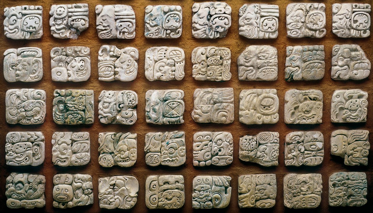 Maya-kalenteri (320-1697), joka koostuu erilaisista kuvioista (kaiverretuista kivistä) tekijältä Mayan Mayan