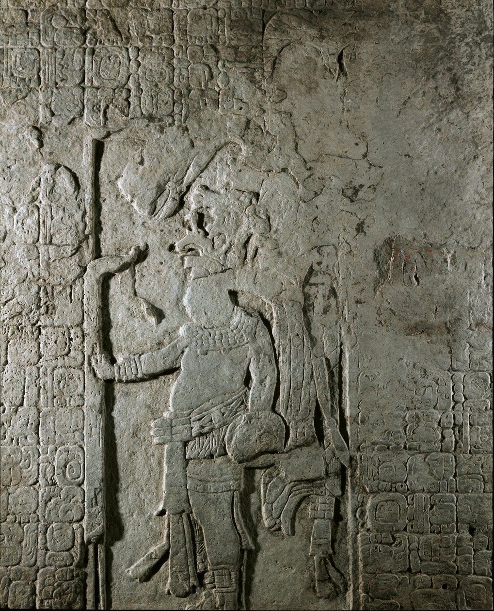 Mayalainen taide: paneeli n. 1 Maya-alueelta El Cayosta (600–800), joka edustaa hahmoa, jota ympäröi hieroglyfikirjoitus tähtitieteellisiin laskelmiin viitaten. Yksityinen kokoelma tekijältä Mayan Mayan