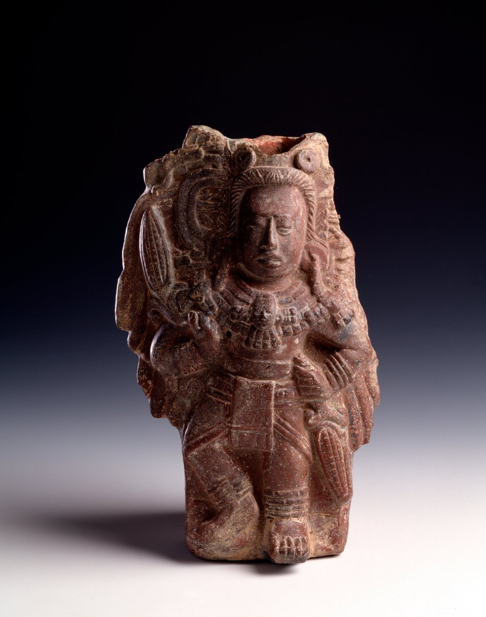 Antropomorfinen savipatsas, joka edustaa maissiin liittyvää jumalatarta, toimii pillinä. Alta Verapazista, Guatemalassa. Himmeä. 23,5 x 14,5 cm Guatemala City, Arc National Museum tekijältä Mayan Mayan