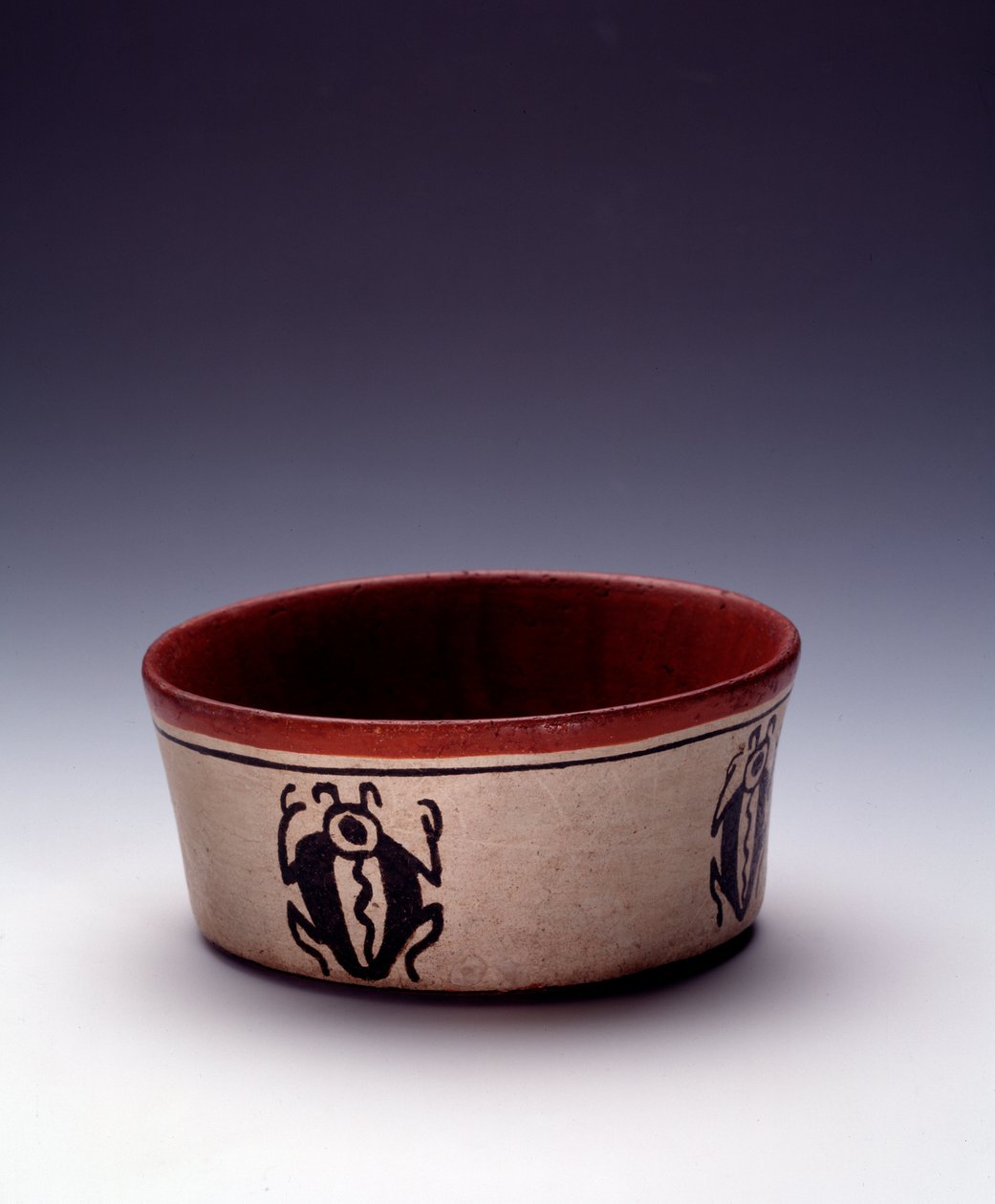 Prekolumbialainen taide, mayojen sivilisaatio, klassinen aikakausi: mustien koleoptterien monivärisen saven leikkaaminen. Petenistä, Guatemala Sun. h. 5,8 x halkaisija. 12,6 cm Guatemala, Museo Nazionale di Archeologia e Etnologia - Esikolumbiaaninen taide tekijältä Mayan Mayan