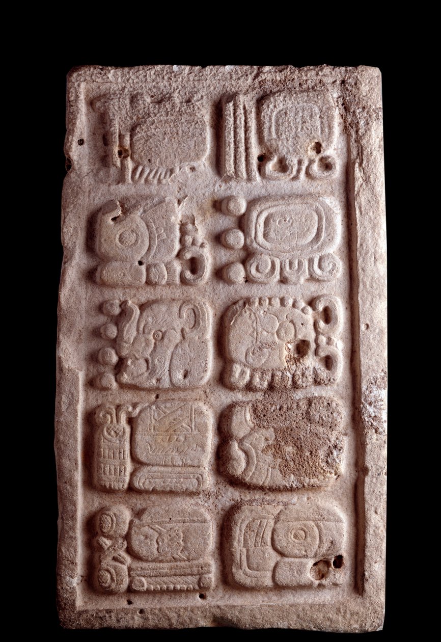 Esikolumbialainen taide, mayojen sivilisaatio, klassinen aika: fragmentti portaista, joka esittää kuvioita alemmissa kohokuvissa. Himmeä. 35,5x61 cm Guatemala, Museo Nazionale di Archeologia e Etnologia - Esikolumbiaaninen taide, Maya-sivilisaatio, Klassin tekijältä Mayan Mayan