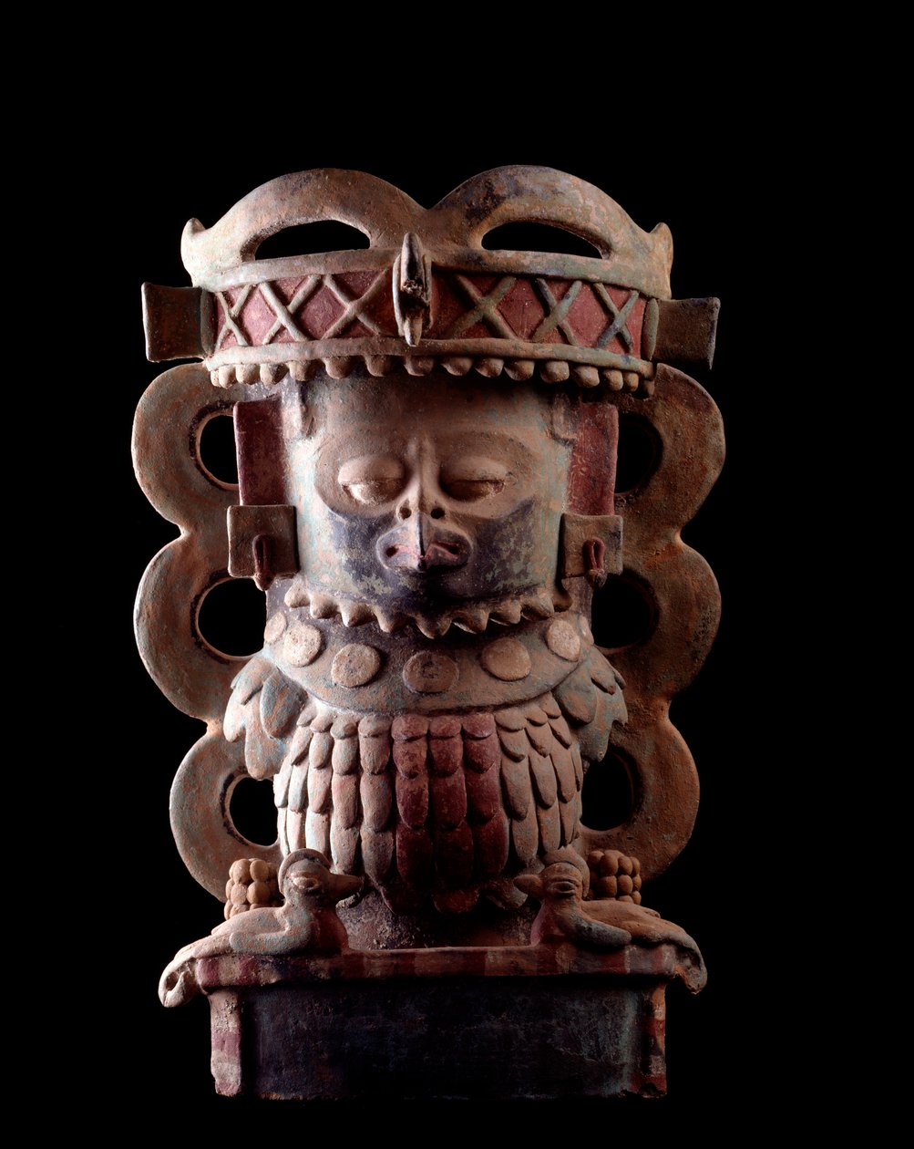 Esikolumbialainen taide, mayojen sivilisaatio, klassinen aikakausi: antropomorfisesta savesta valmistettu suitsukemaljakko koristaa hahmoa, jolla on naamio quetzal-linnusta. Purulhasta, Guatemala Sun. h. 47 x leveys 30 cm Guatemala, Museo Nazionale di Arch tekijältä Mayan Mayan
