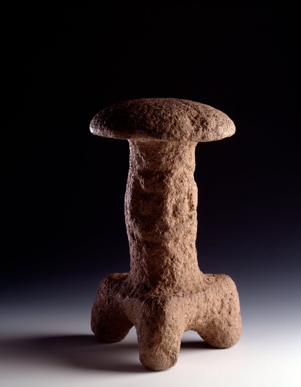 Esikolumbialainen taide, mayojen sivilisaatio, klassinen aika: kiviveistos kolmijalkasienen muodossa. Chimaltenangosta, Guatemalassa. Himmeä. 31,3 x leveys 18 cm Guatemala, Kansallinen arkeologian ja etnologian museo tekijältä Mayan Mayan