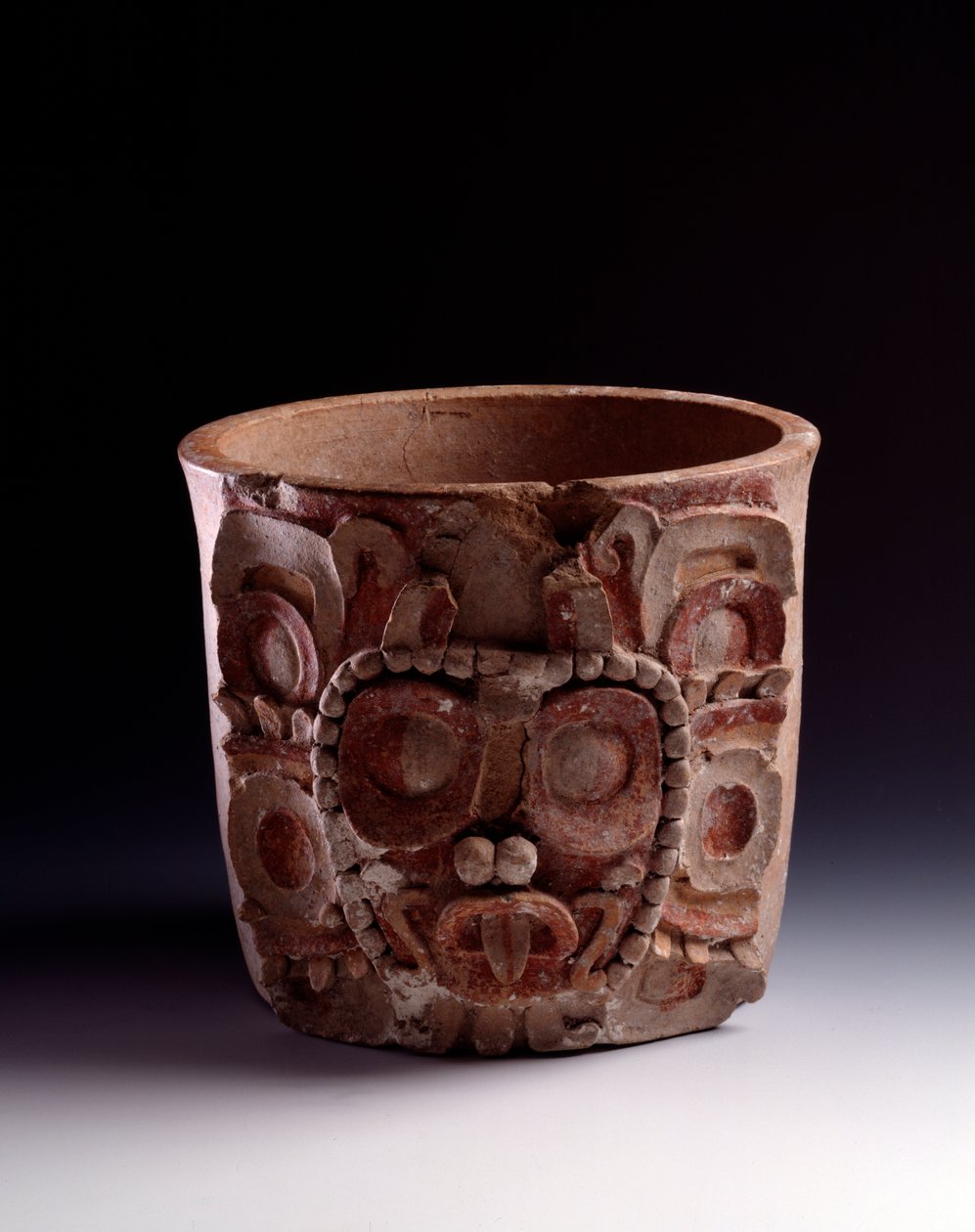 Prekolumbialainen taide, mayojen sivilisaatio, klassinen aika: maljakko, joka koristaa aurinkojumalan esitystä. Petenistä, Guatemala Sun. h. 22 x leveys 25,4 cm Guatemala, Museo Nazionale di Archeologia e Etnologia - Esikolumbiaaninen taide, Maya Civilizat tekijältä Mayan Mayan