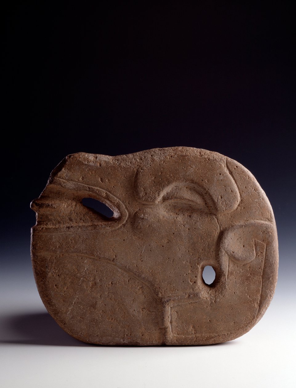 Esikolumbialainen taide, maya-sivilisaatio, klassinen aikakausi: zoomorfinen kirves veistetyssä kivessä, joka edustaa hirven päätä. Himmeä. 26,5 x leveys 19,5 cm Guatemala, Museo Nazionale di Archeologia e Etnologia tekijältä Mayan Mayan