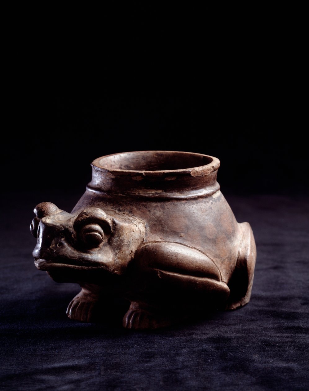 Esikolumbialainen taide, mayojen sivilisaatio, myöhäisklassinen aika: zoomorfinen savimaljakko sammakon (tai kilpikonnan) muodossa. La Lagunita, Quiche, Guatemala Dim. h. 11 x halkaisija. 8,5 cm Guatemala, Kansallinen arkeologian ja etnologian museo - esik tekijältä Mayan Mayan