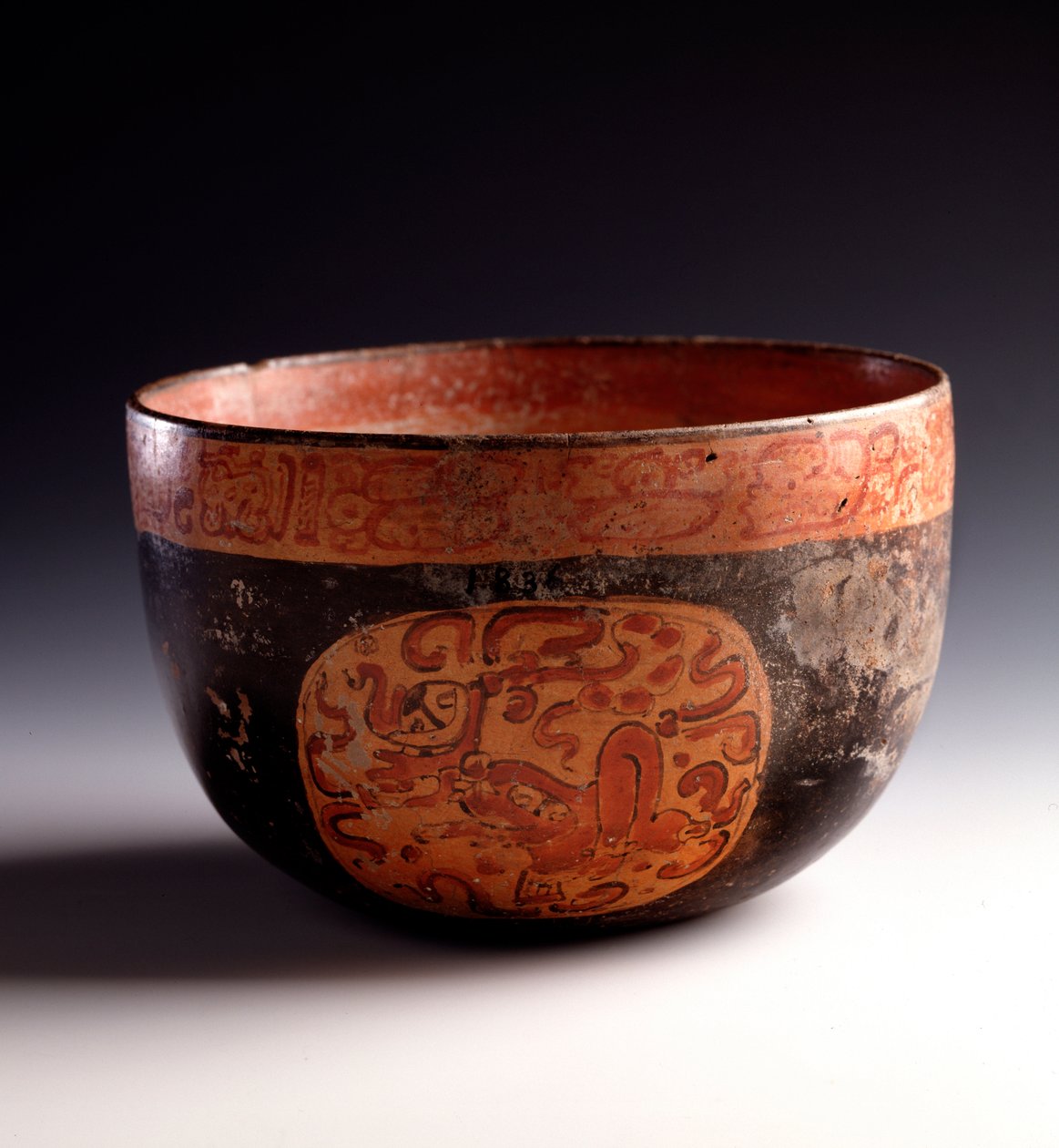 Prekolumbialainen taide, mayojen sivilisaatio, myöhäisklassinen aika: leikkaa monivärisestä savista kuvioita. Uaxactunista, Quiche, Guatemala Sun. h. 12,5 x halkaisija. 18,5 cm Guatemala, Museo Nazionale di Archeologia e Etnologia - Esikolumbiaaninen taide tekijältä Mayan Mayan