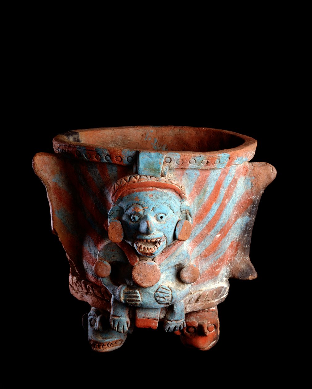 Prekolumbialainen taide, mayojen sivilisaatio, jälkiklassinen aika: kolmijalkamaljakko, jossa on pää koristeltu savisuitsuke. Nebajista, Quichestä, Guatemala Sunista. h. 25 x leveys 23,8 cm Guatemala, Museo Nazionale di Archeologia e Etnologia - Esikolumbi tekijältä Mayan Mayan