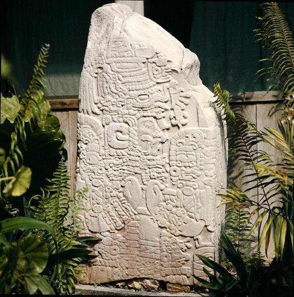 Stele 2 Tikalista, varhainen klassikkokausi (300-600 jKr) (kivi) tekijältä Mayan Mayan